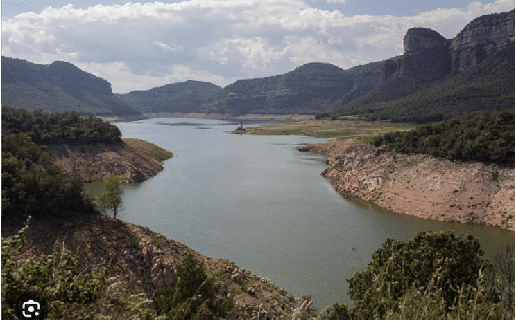 La carísima máquina que convierte el aire en agua en lugares amenazados por  la sequía